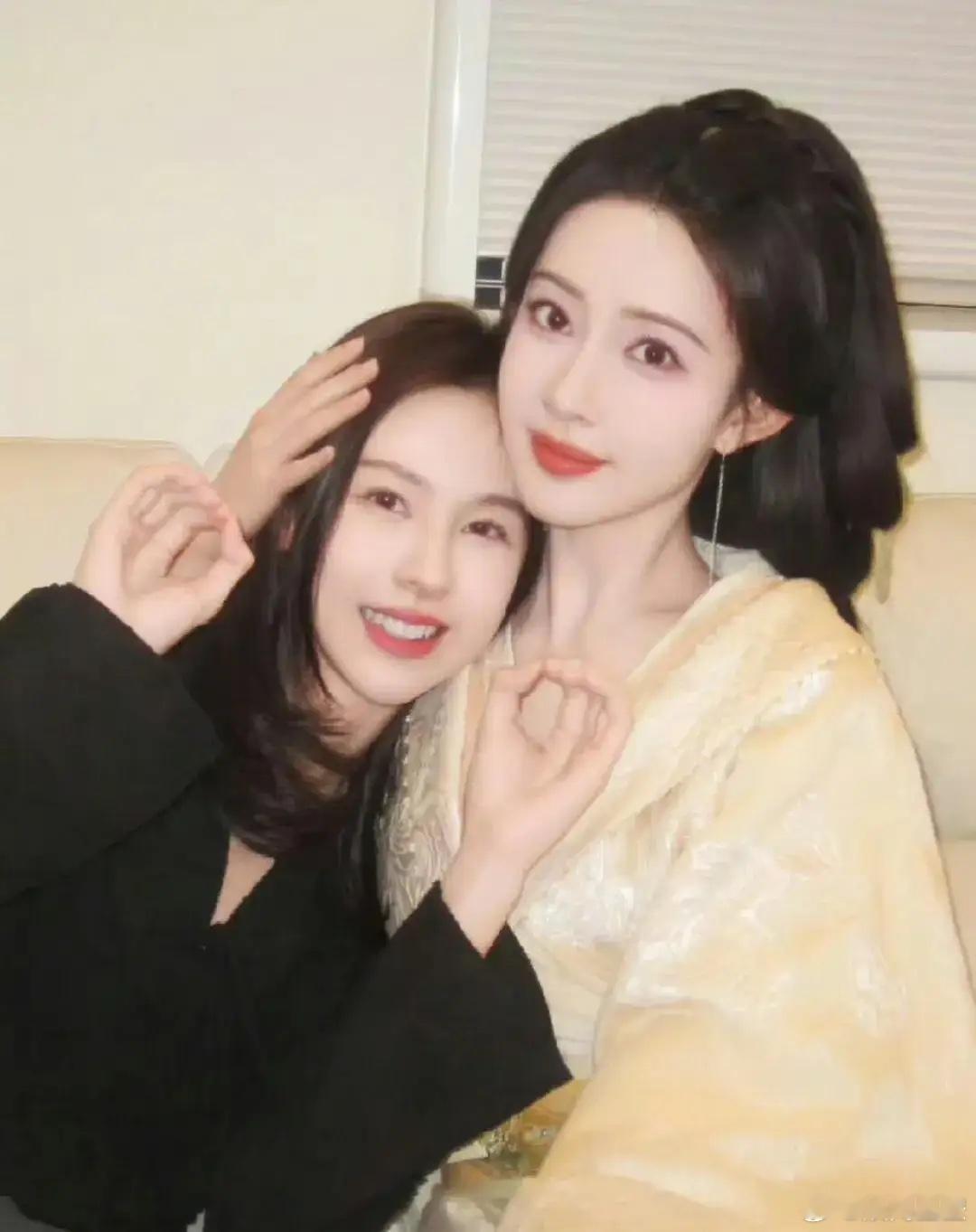 陈都灵探班孟子义，两位宅斗剧大女主在此刻终于结盟啦！看起来感情很不错，希望内娱以