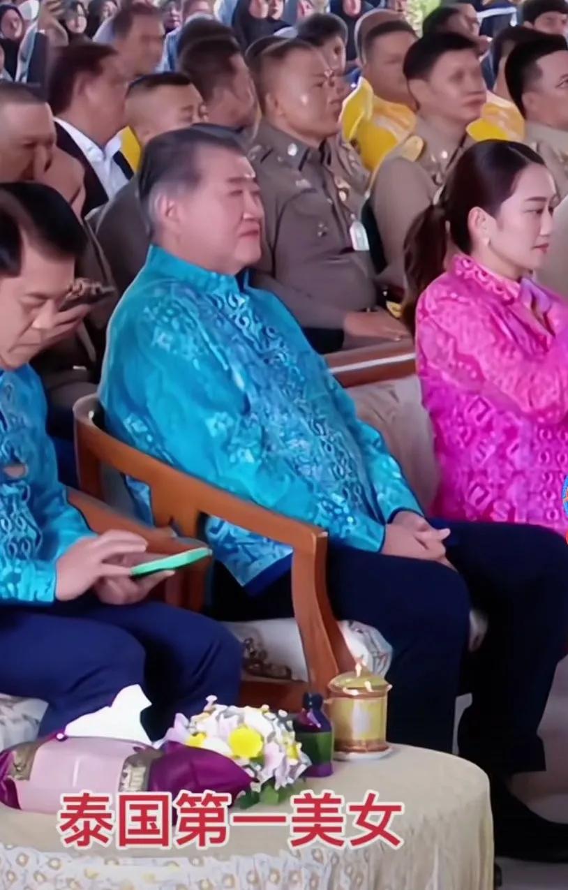 洪森一家吃瘪，最高兴的应该是佩通坦。那次电话门事件让她对洪森父子恨之入骨。接着她