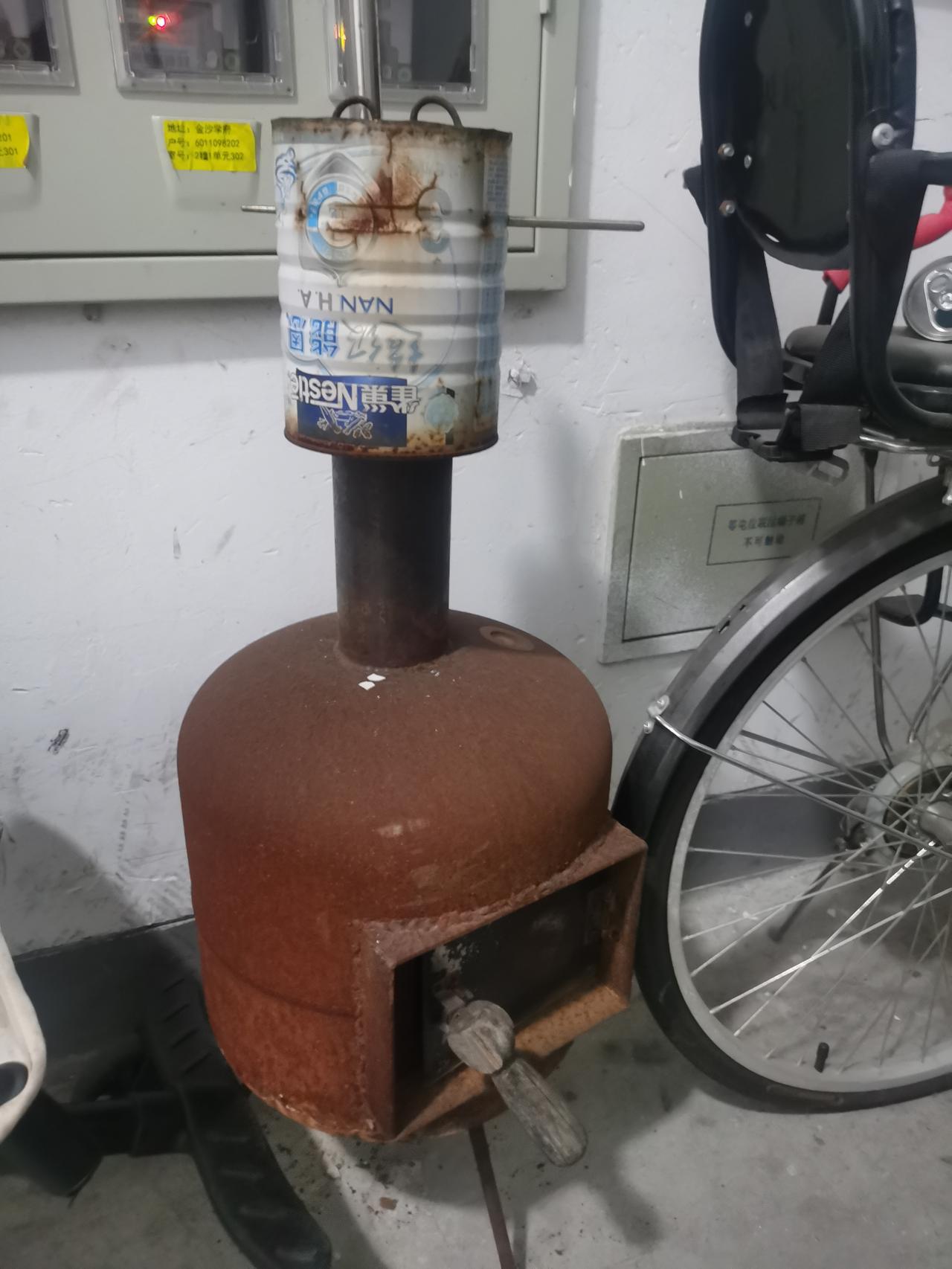 昨天突然在楼道里面发现的一个奇怪的炉子，不确定是楼道内其他人家购买的，还是自己做