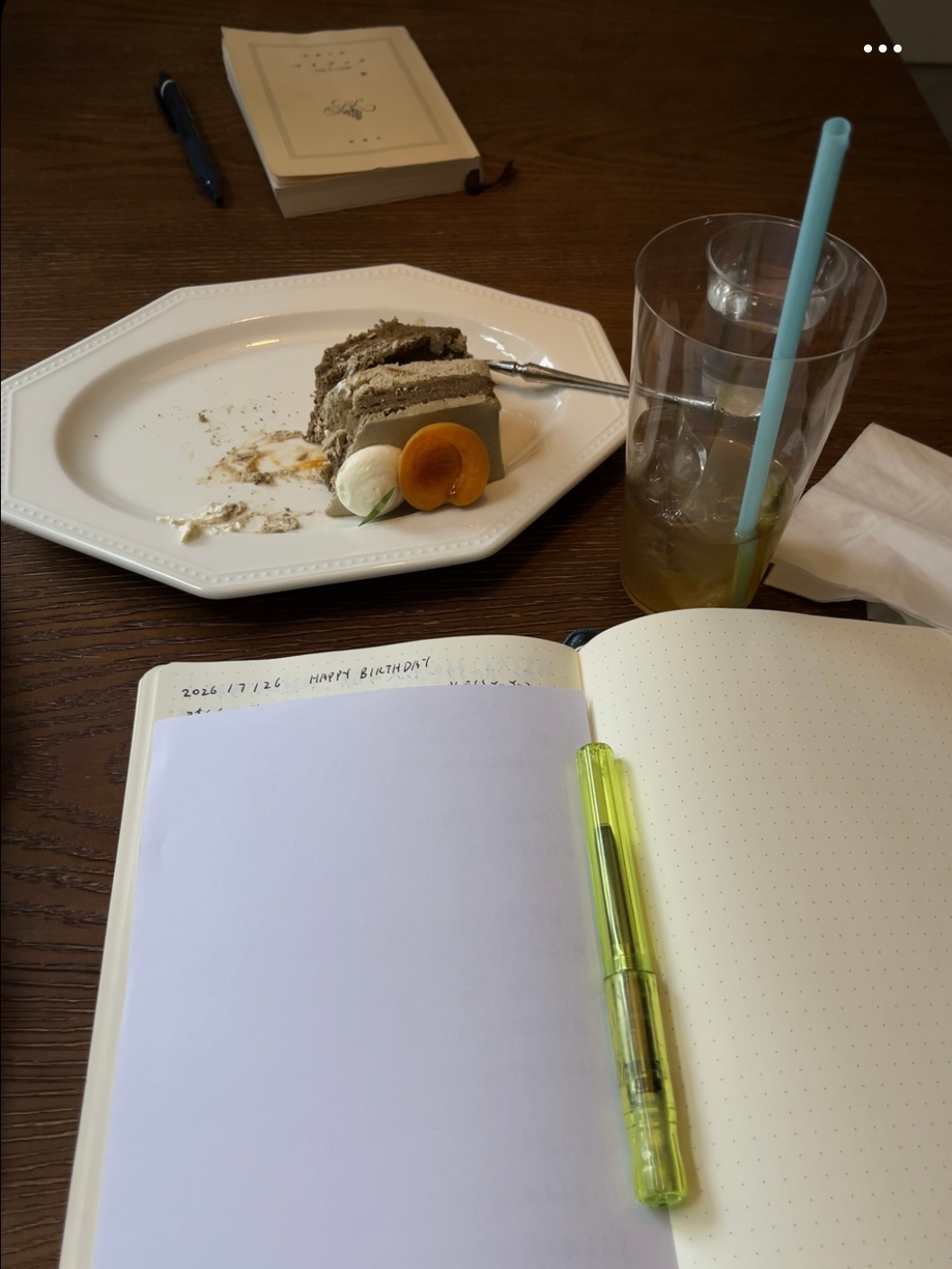 过生日的方式就是来咖啡店写一页日记📓 