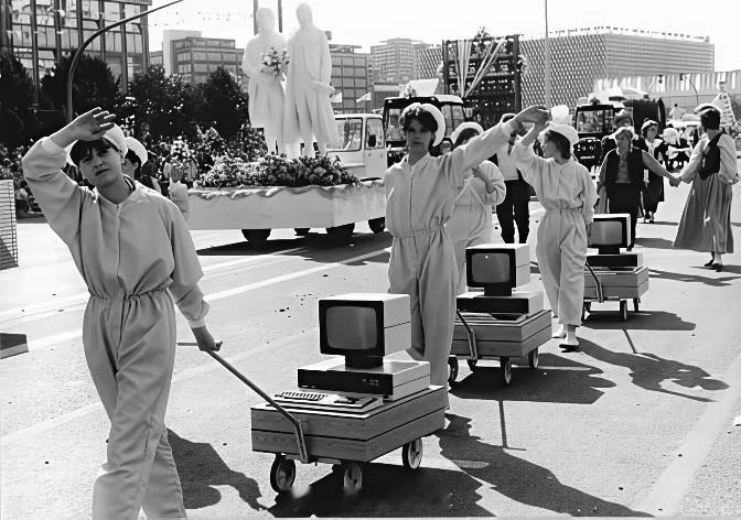 1987年，柏林举行庆祝游行，人们展示了最新款的电脑