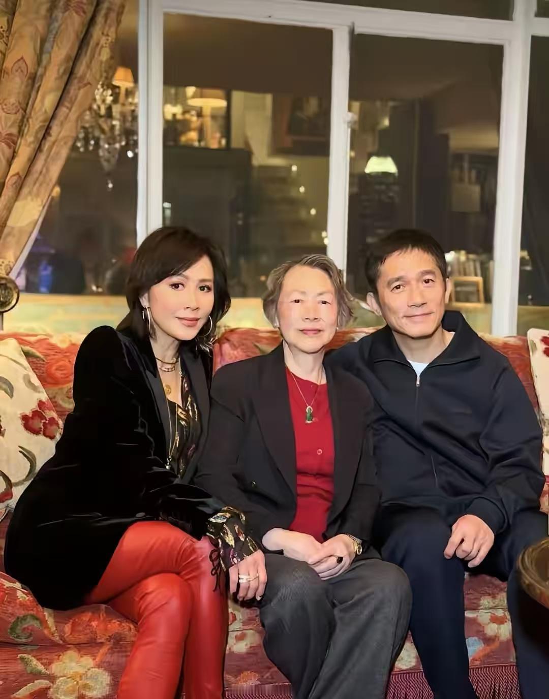 刘嘉玲夫妇在豪宅跨年，80岁刘妈妈打扮贵气好慈祥。现在有母亲在，跨年还有人气，母