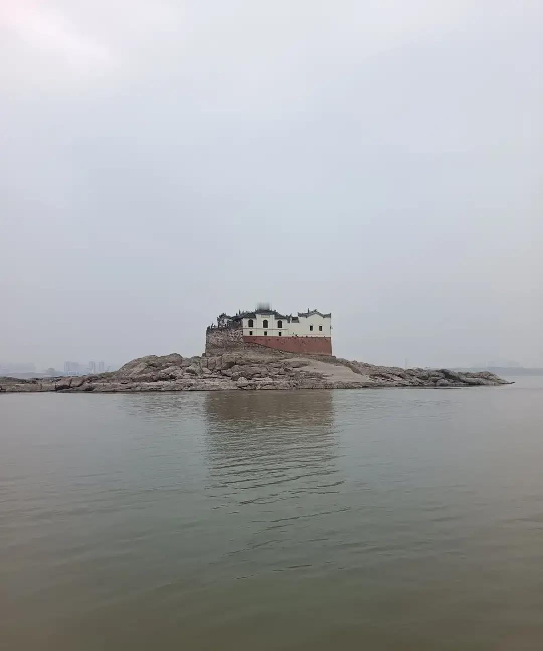 昨天在鄂州长江观音阁附近，碰到一群钓鱼的。
 
有人钓上一条江鱼，发出来问是什么