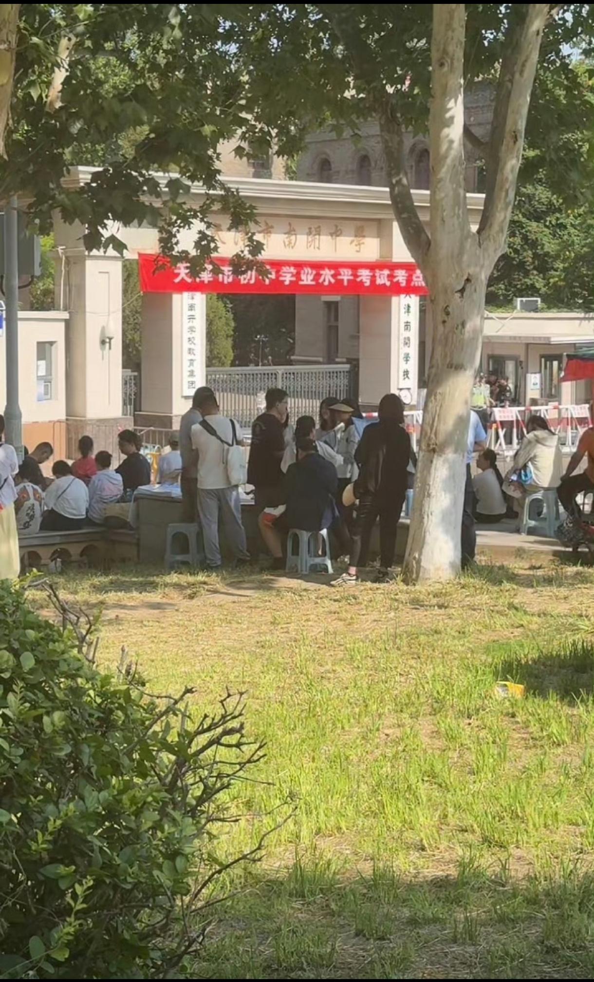 从高考到中考，无数家庭的头等大事，一波好流量让直播者抓住了。这帮搞直播的蹲守校门