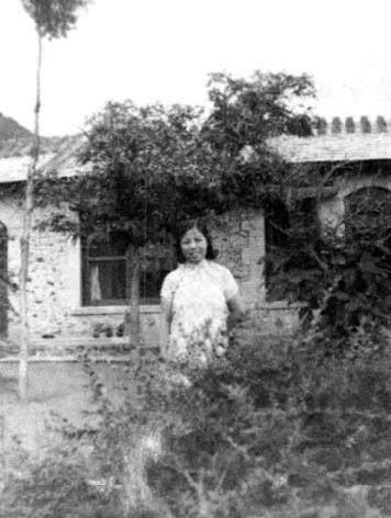 1937年夏，邓颖超经中央批准到北平西山福寿岭平民疗养院治病。这是她在疗养院室外