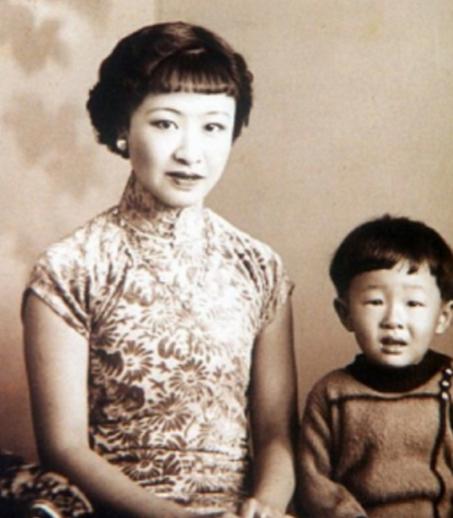 1955年，章士钊在北京菜市场闲逛，看到一卖卷烟的妇女，他大吃一惊，连夜给毛主席