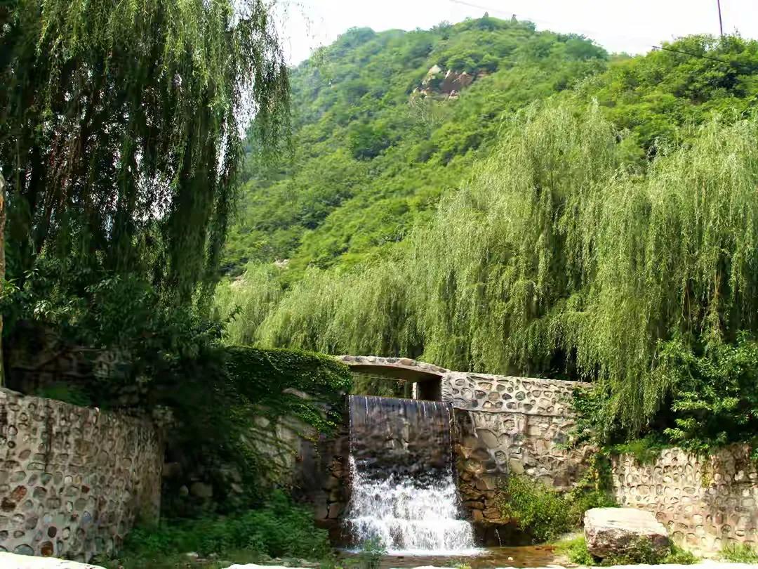 漫步响水湖
响水湖，又被称之为“锦绣谷”，顺谷而行，可以依次看到古长城、古洞、山