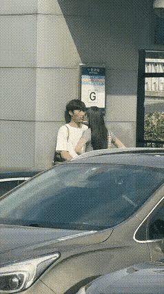 这个小伙比较有涵养，挨了几记耳光之后，并没有还手，能够做到这一点，确实非常不容易