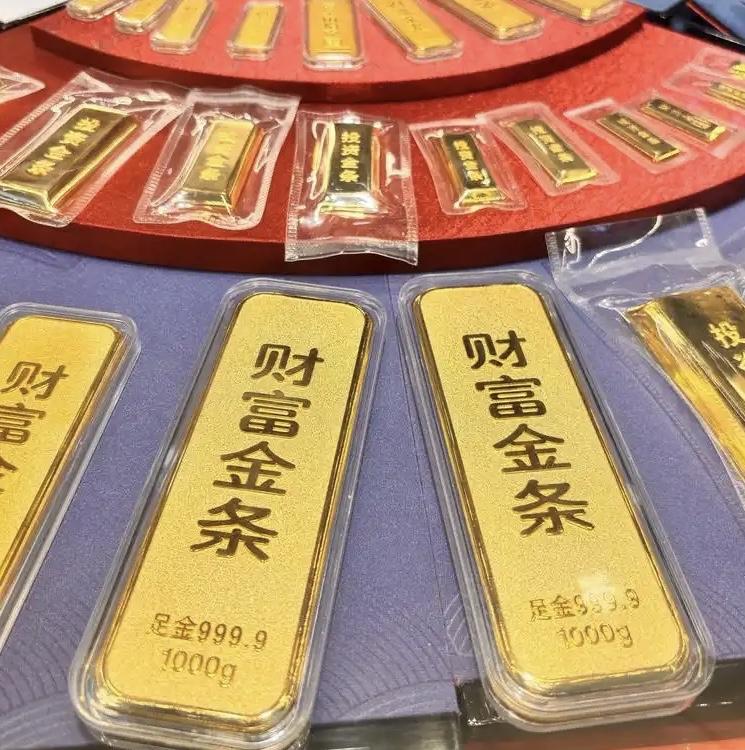 聊平台推荐话题，就金价的涨跌，谈谈我的看法。
金价的暴涨暴跌通常反映了多种复杂因