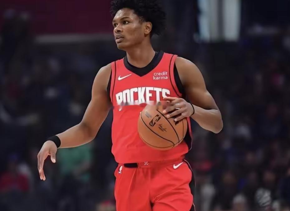 NBA常规赛火箭半场73-69森林狼。上半场，杜兰特和阿门手感火热，连续强攻内线