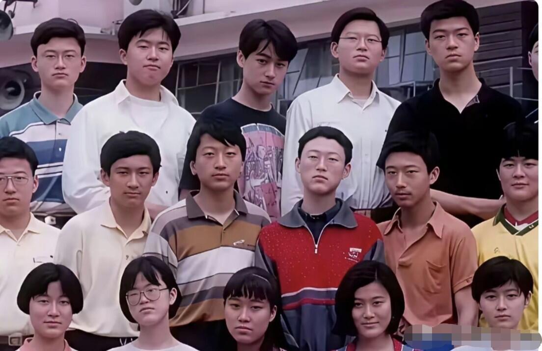 这是胡歌读书时候和同学的一张合影，他属于大众化的长相，颜值上不算有多高，但他却成