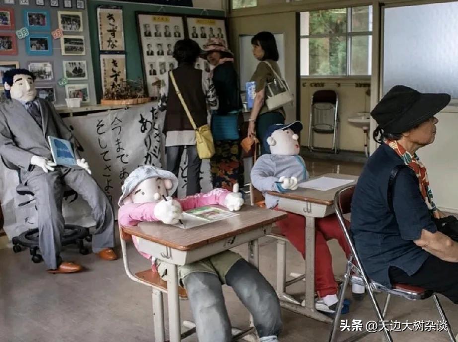 日本的老龄化太可怕了。

日本一个村子几十年都看不到儿童了，所以在村里面各个角落