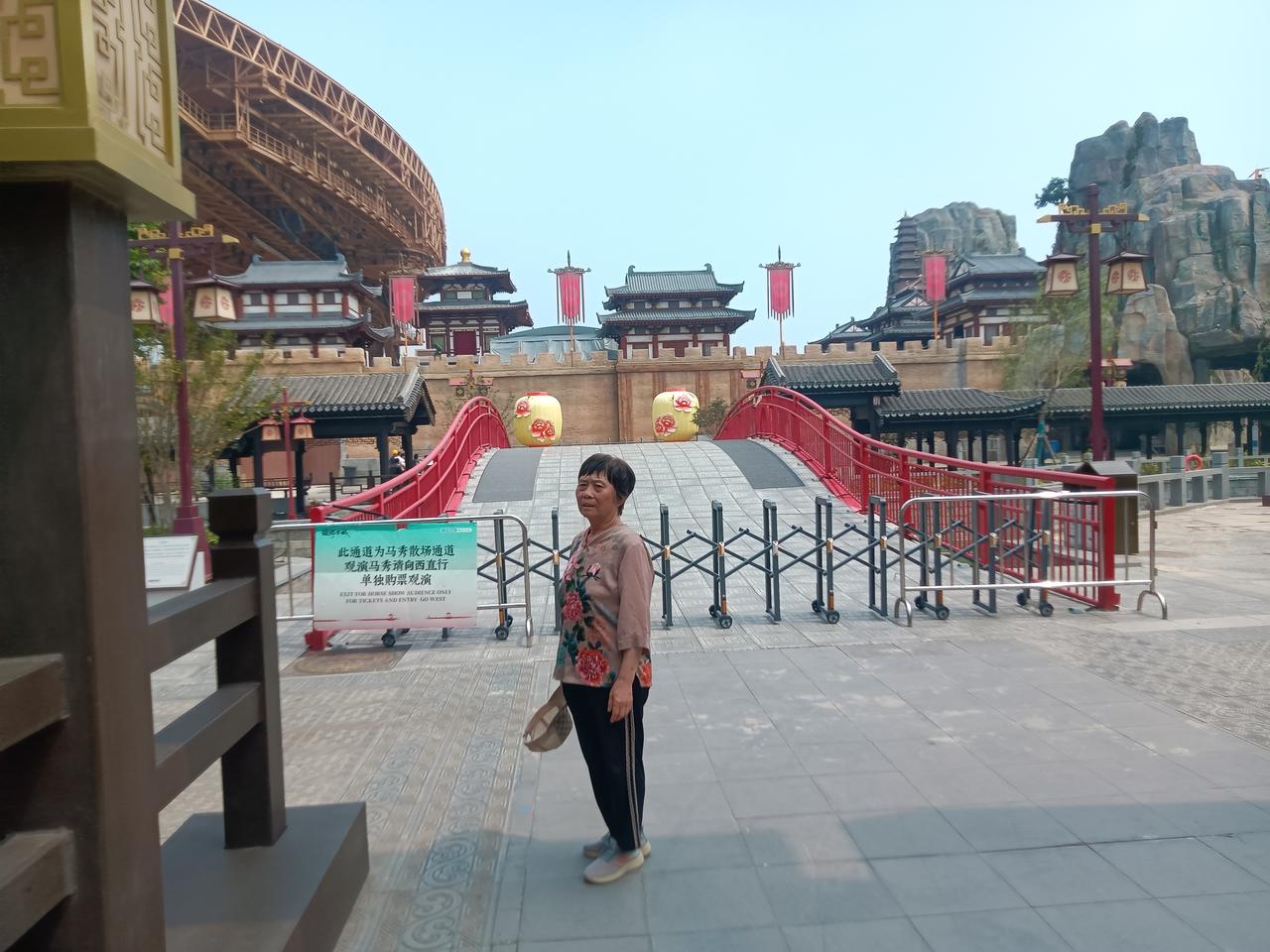 瑯琊城
文/李兴伟
临沂一座古典城，
位置坐落河以东。
古典古風古建筑，
人民智