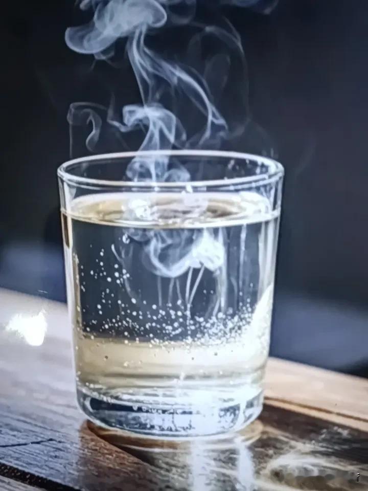 夏天解渴的饮品五花八门，但我觉得温开水才是yyds。好多人夏天就爱喝冰饮，像冰红