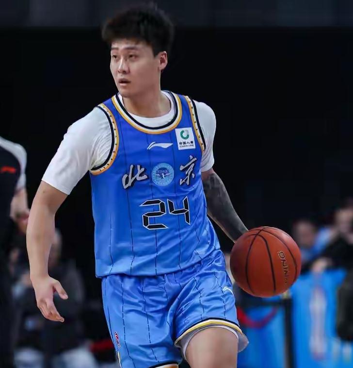 北京首钢被淘汰夜，国家队首发控卫赵睿却被弃用。不行就回广东宏远吧。难道他的能力在