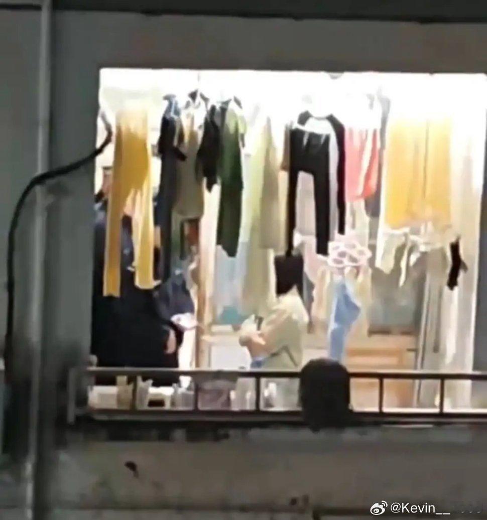 这次三峡大学黑人留学生事件，真的非常恶心。我就非常纳闷，难道不能靠着真才实学，人