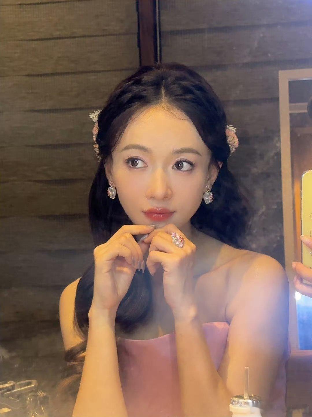 看吴谨言现在穿粉色也是越发娇嫩了[666][666][666]不知道摆脱精修之后