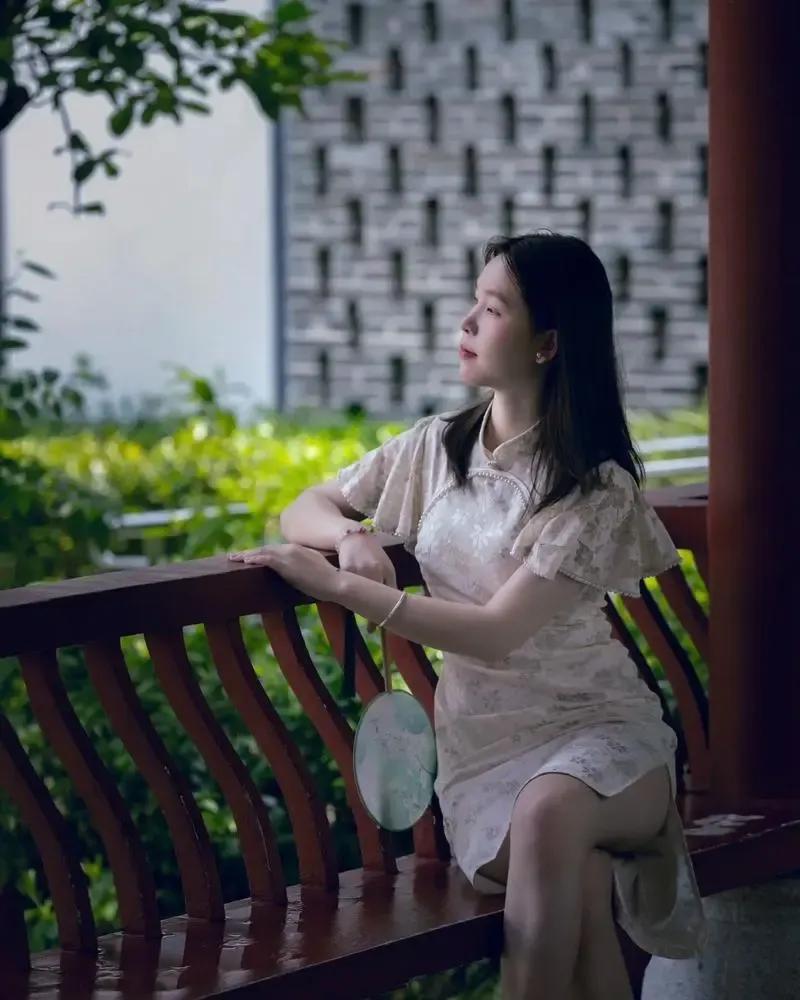 上联：陋室寒窗，静思寻常乡里事；
下联：？？？