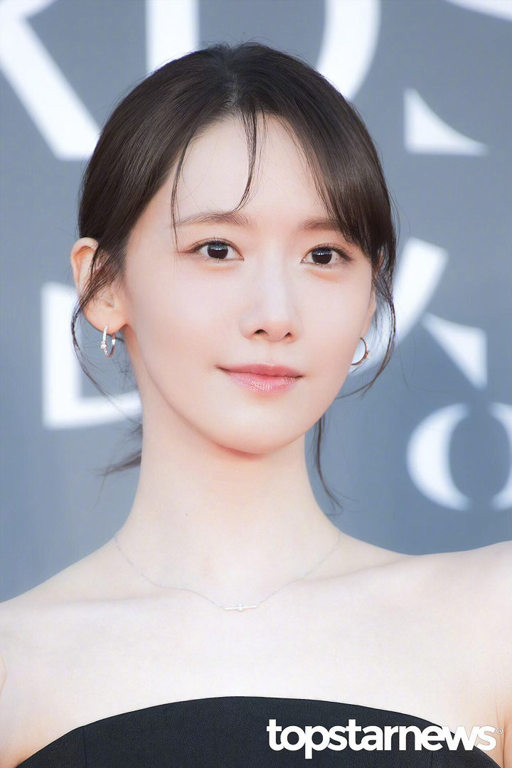 恭喜这个爆剧年冠女王林允儿荣获百想女子组人气奖吧 