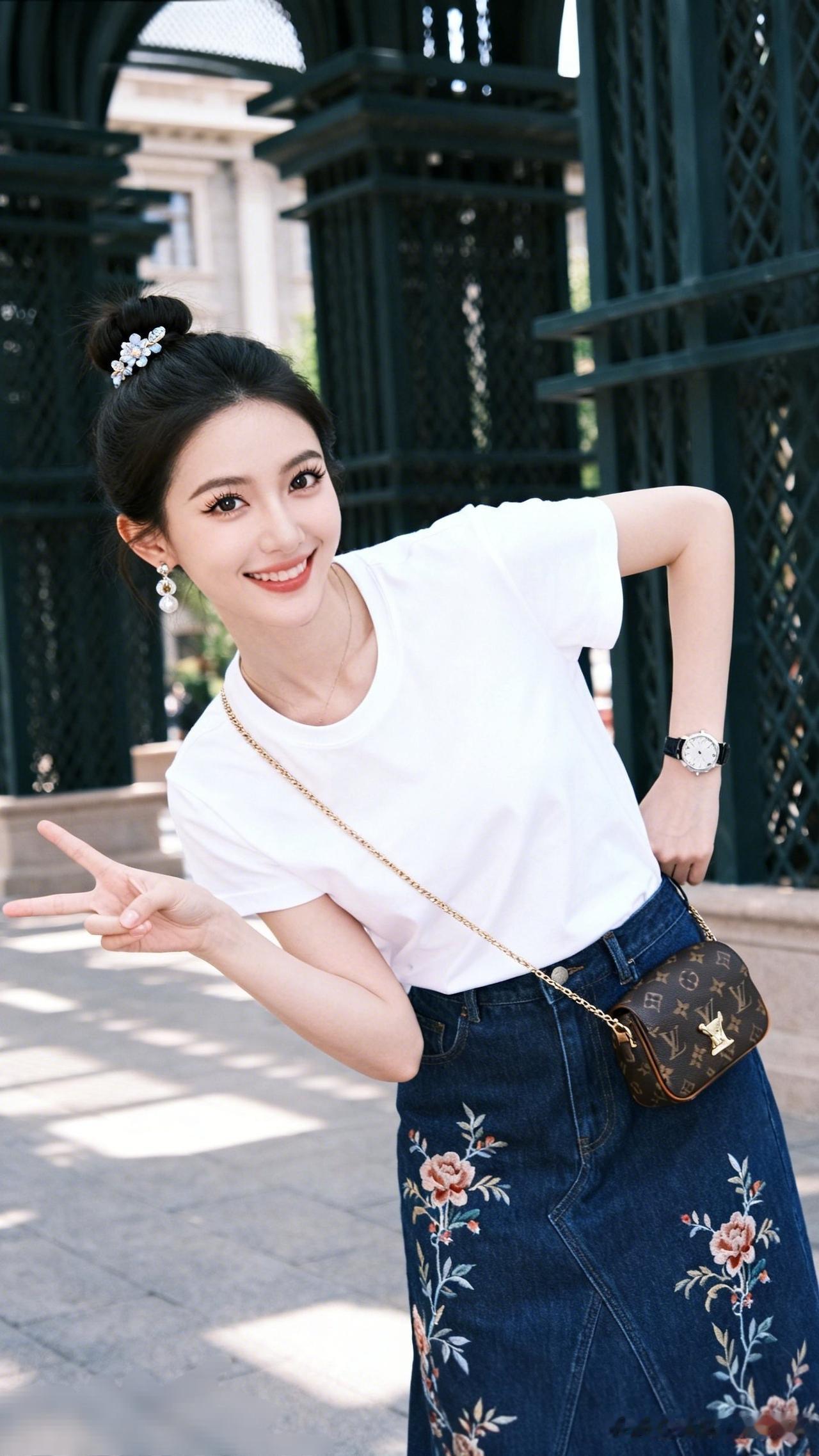 元气少女穿搭指南，白色T恤+印花长裙，轻松自在！🌞👗💕