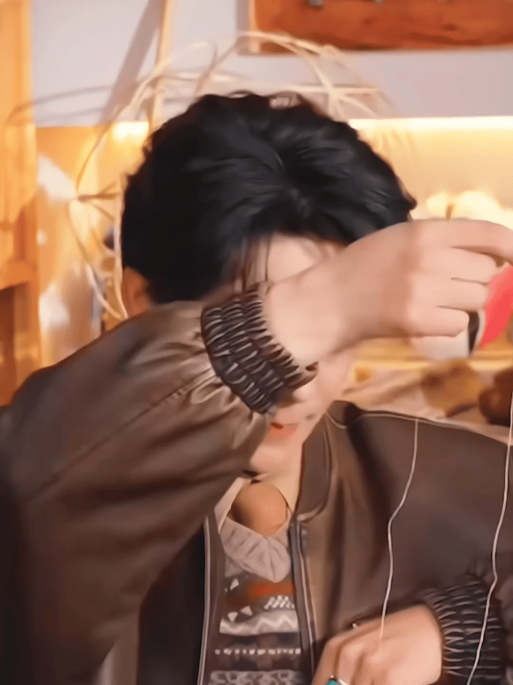 丁真珍珠带来的惊喜啊过两天就能看 第三季第一集了吧？预告片里真真是在穿针引线尝试