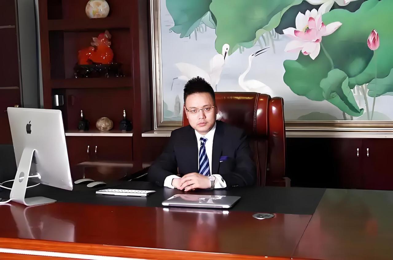 10月28日胡润研究院发布《2025胡润百富榜》，钟睒睒以5300亿元“四度登顶