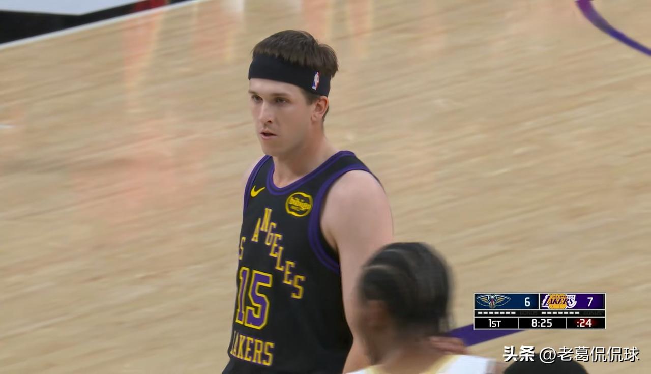 我强烈建议湖人主帅雷迪克弃用里弗斯！在今天湖人主场迎战鹈鹕的比赛中，目前双方半场