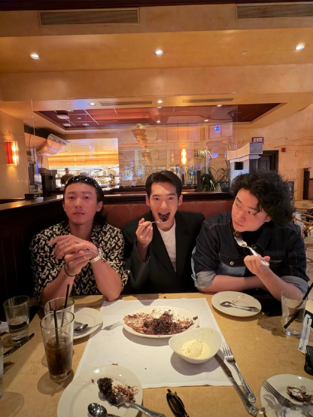 于适侯雯元刘乐聚餐封神质子团偷偷搞团建了，这种纯纯的兄弟局看着真爽。于适与封神小