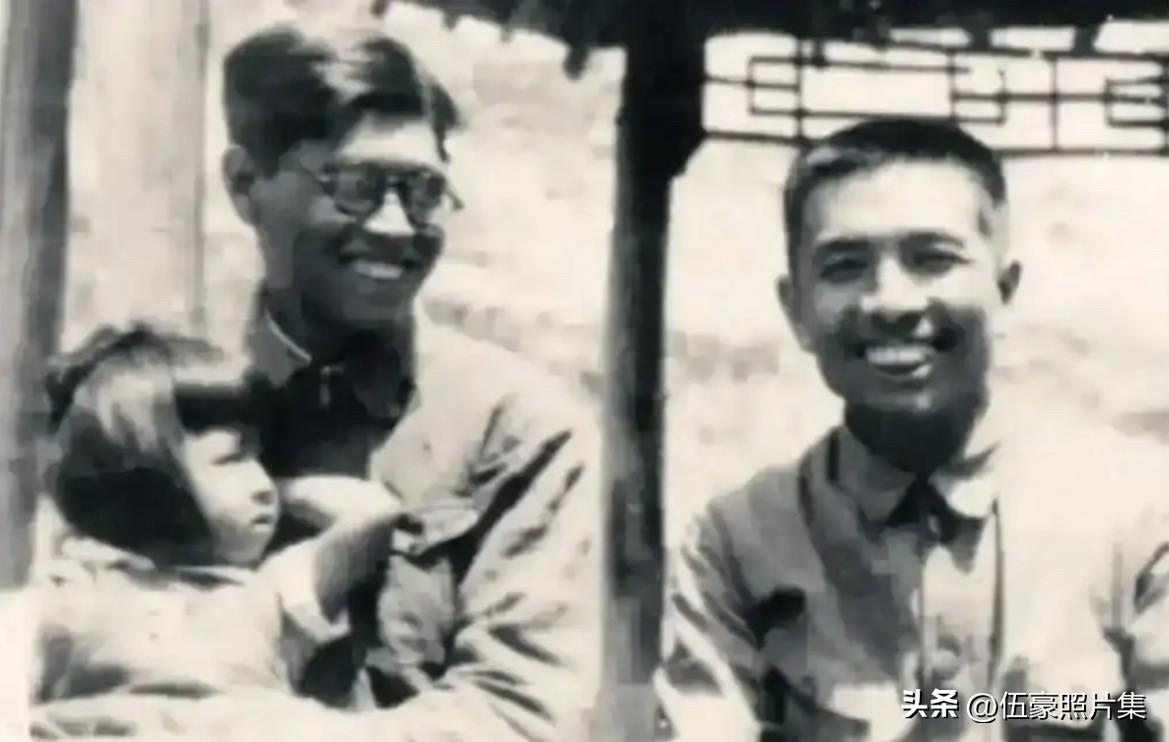 1945年，陶斯亮与其干爸王鹤寿（左）及父亲陶铸（右）在延安合影。陶铸与王鹤寿的