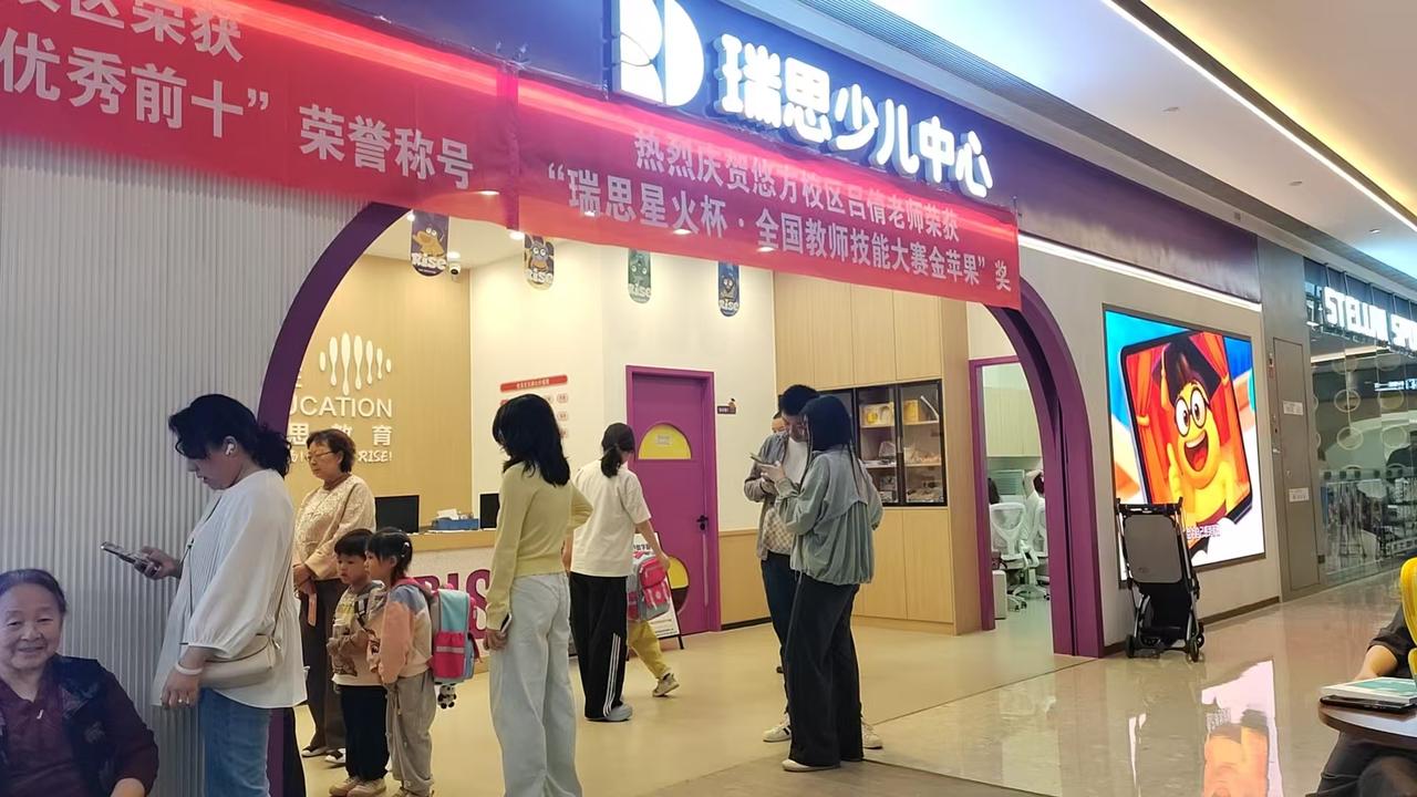 小小的身影背着书包，走进瑞思少儿中心的那一刻，成长的新旅程又开启啦。这里有好奇的