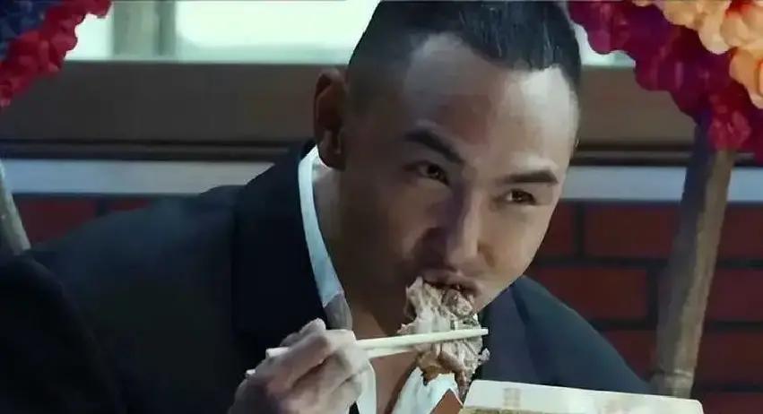 剧组不让真吃，说白了就是怕穿帮、怕吃坏肚子、怕烧钱。
 
拍《让子弹飞》那场鸿门