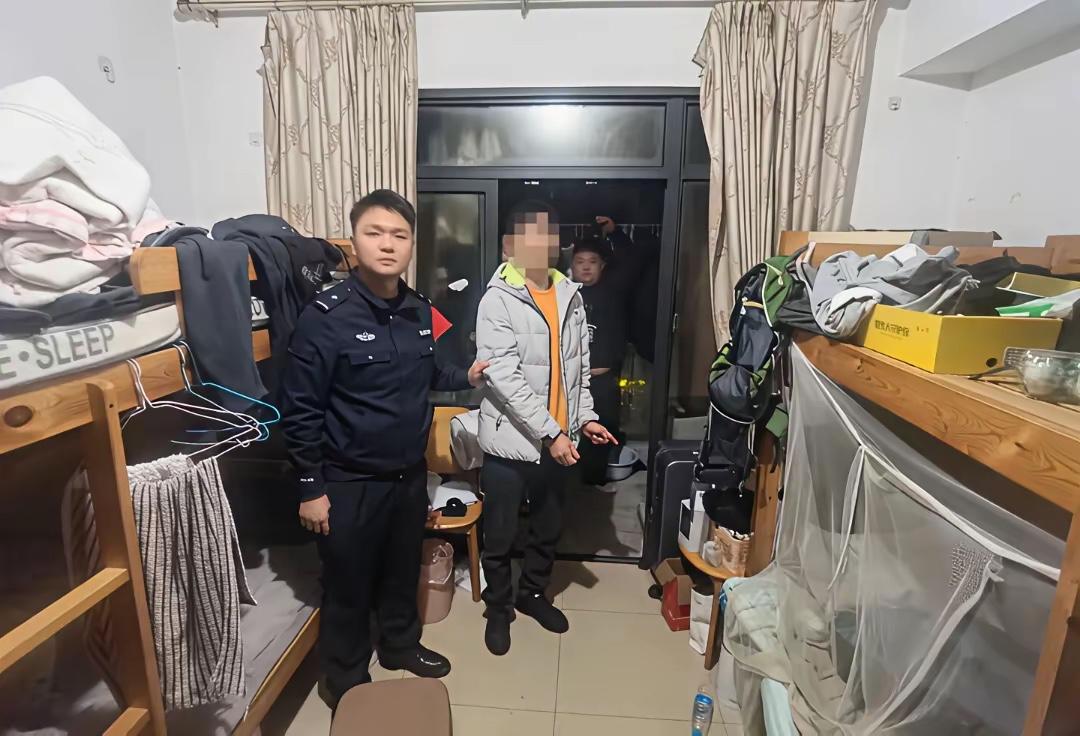 偷走室友2.6万现金埋进土里后，男子故意扔掉自己两部手机、两串手串、400元现金