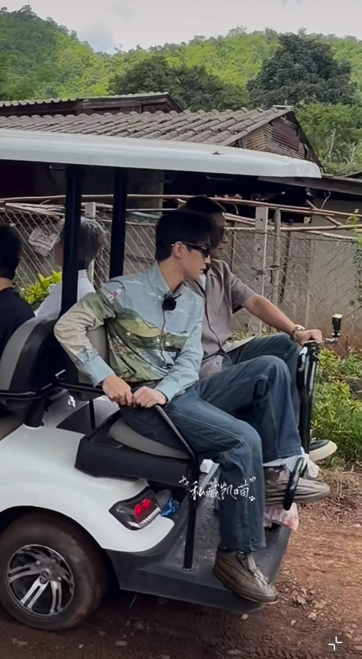 王俊凯 笑鼠  看了一下  貌似就我们宝宝自己穿上了鞋套  很讲究的小男孩一枚王