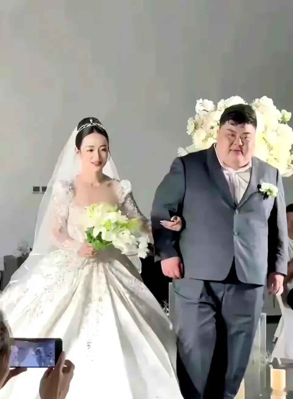 看这位新娘的表情，这应该是嫁给了爱情吧？！ ​​​