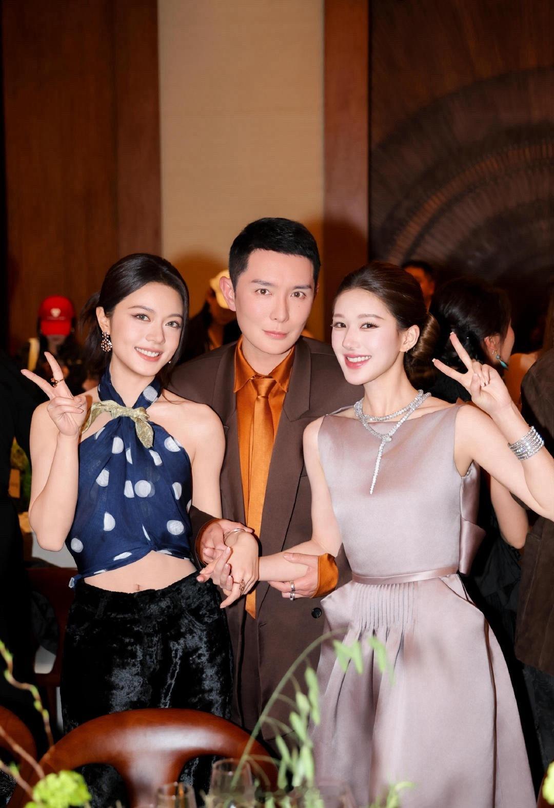 刘冲和赵露思、赵今麦的合影。VOGUE晚宴大合影