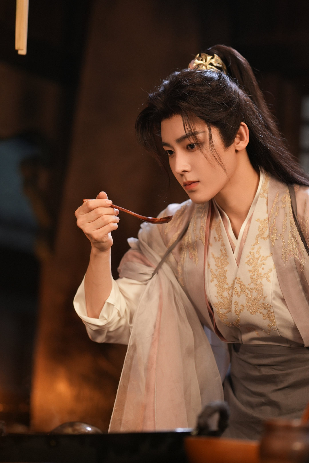 红烨和肖瑶说话夹起来了 谁懂红烨嗓音和眼神有多温柔，和肖瑶说话自动夹起来了，细心