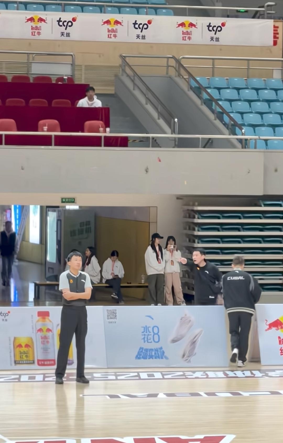 周鲁男会不会被加罚停牌一场呢？
周鲁男指责裁判被连催两个T罚下去，在下场时还手指