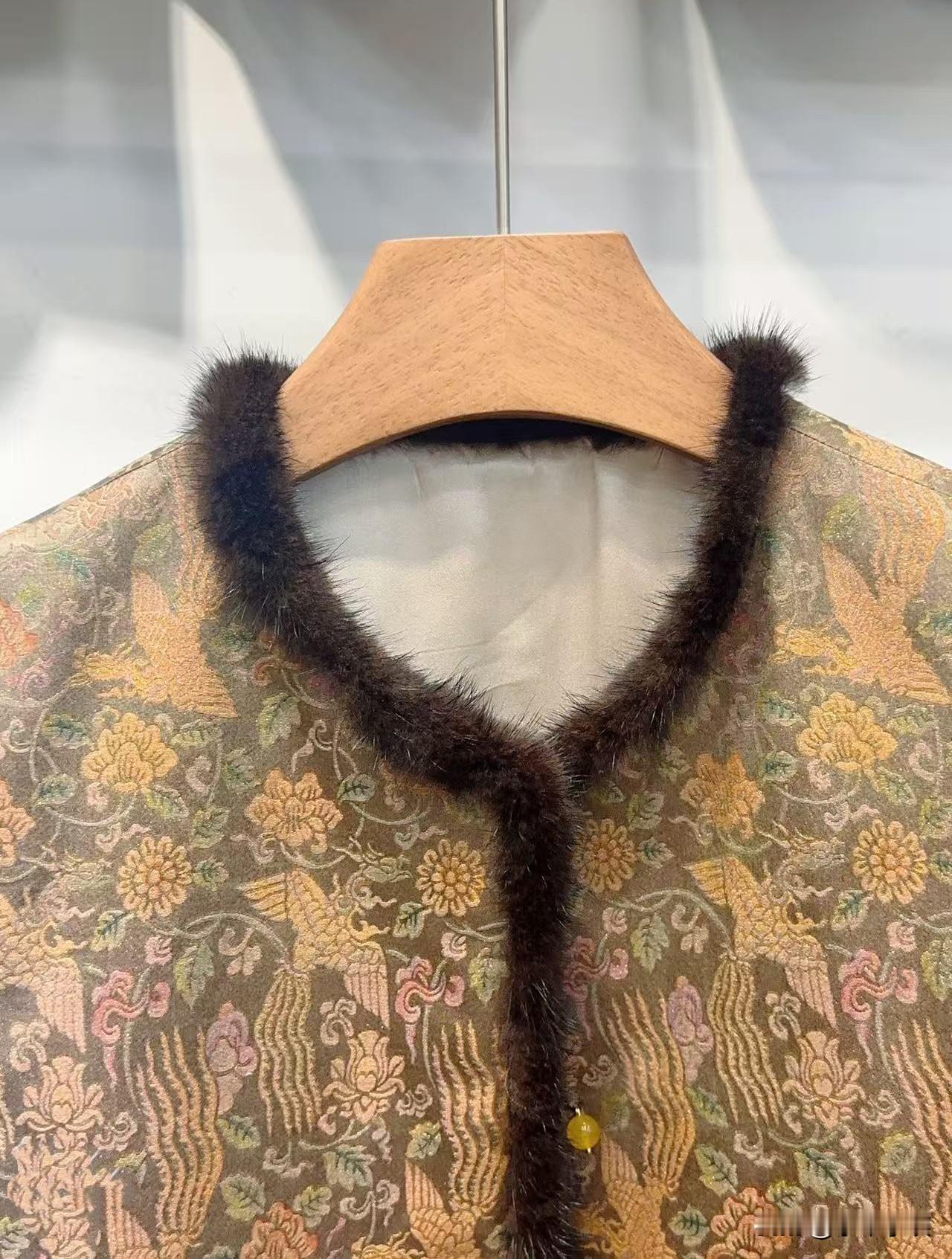 今年春节是暖冬，一点也不冷。
原本备好的羊绒大衣羽绒服没派上用场。
反倒是这件作