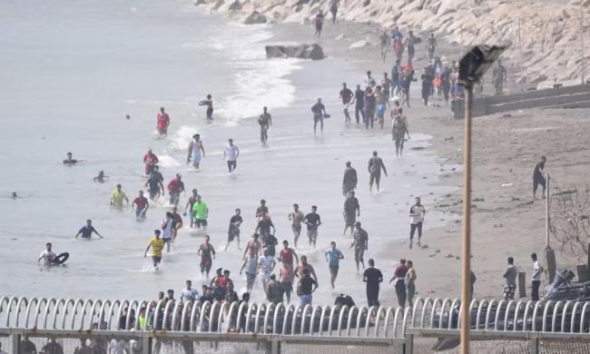 西班牙北非飞地休达爆发大规模非法越境事件后，意大利出台临时管控规则，仅限制来自西