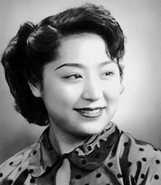 1947年，两位身穿旗袍的美女一同合影，右边那位微胖的女生，是蒋经国一生追求的人