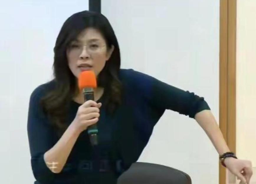 国民党主席郑丽文一句“绝不接受一国两制”，把藏了多年的“模糊球”踢到了台面上，两