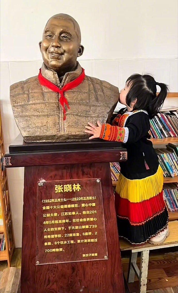 四川成都一位女子带着三岁女儿到大凉山景区游览，两人走到一座石像前时，女儿突然挣脱