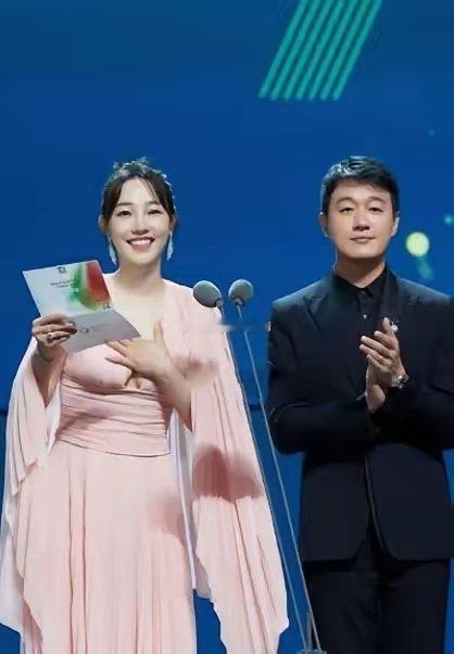 近日，白百何与导演张思麟带娃外出被拍，张思麟全程贴心抱着5岁二宝，眼神宠溺。二宝