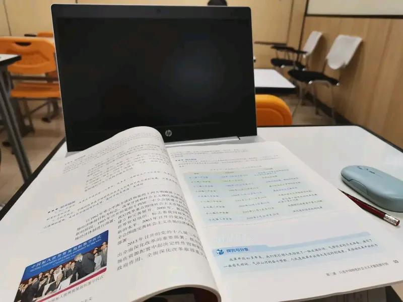 准研究生的学费
孩子考上研究生了，学校的银行卡和录取通知书一起邮寄过来了。上天孩