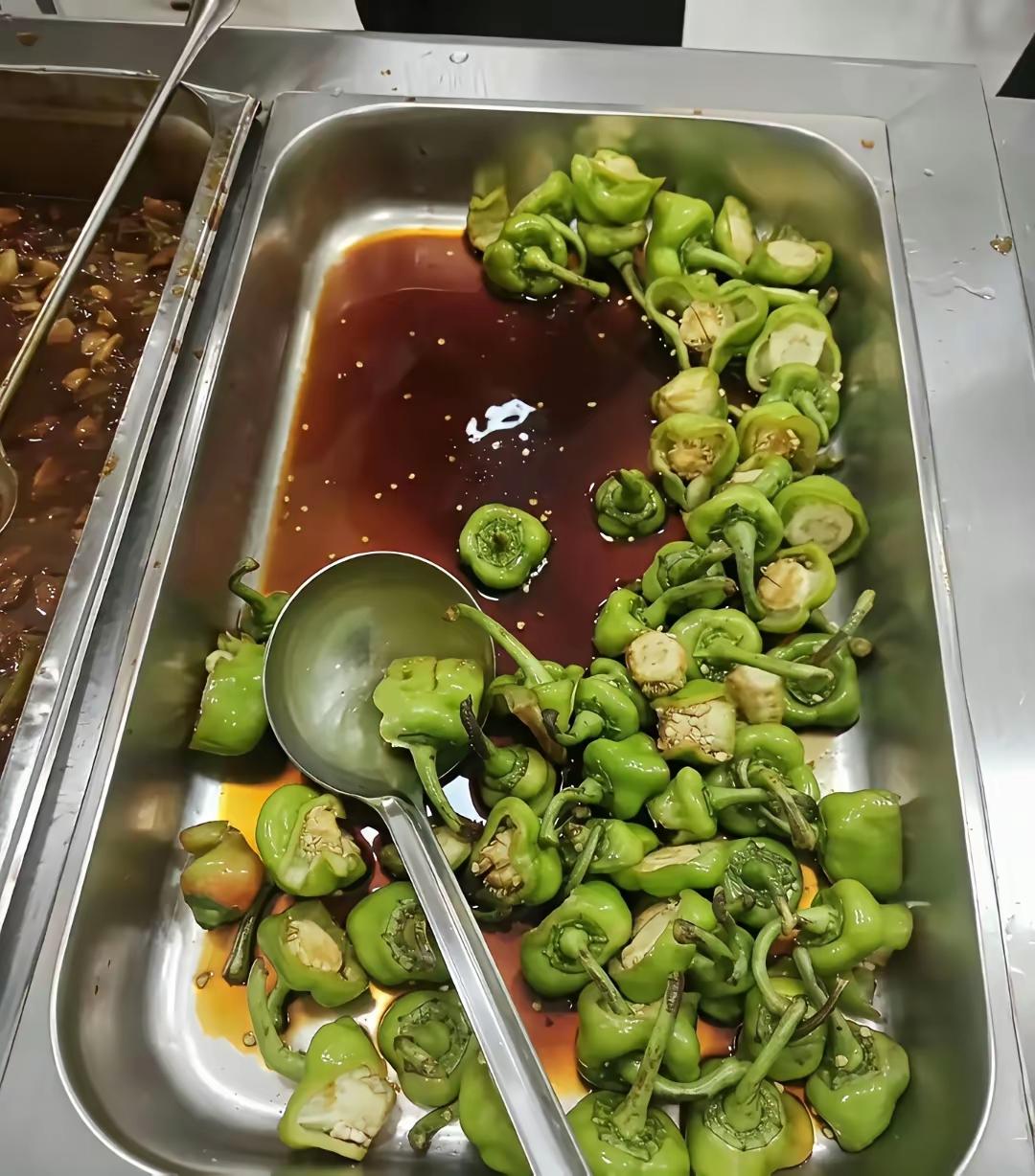 看着好像是“剩菜”，但看着还挺新鲜，又找不出证据说明是剩菜。这道菜的名字叫什么？