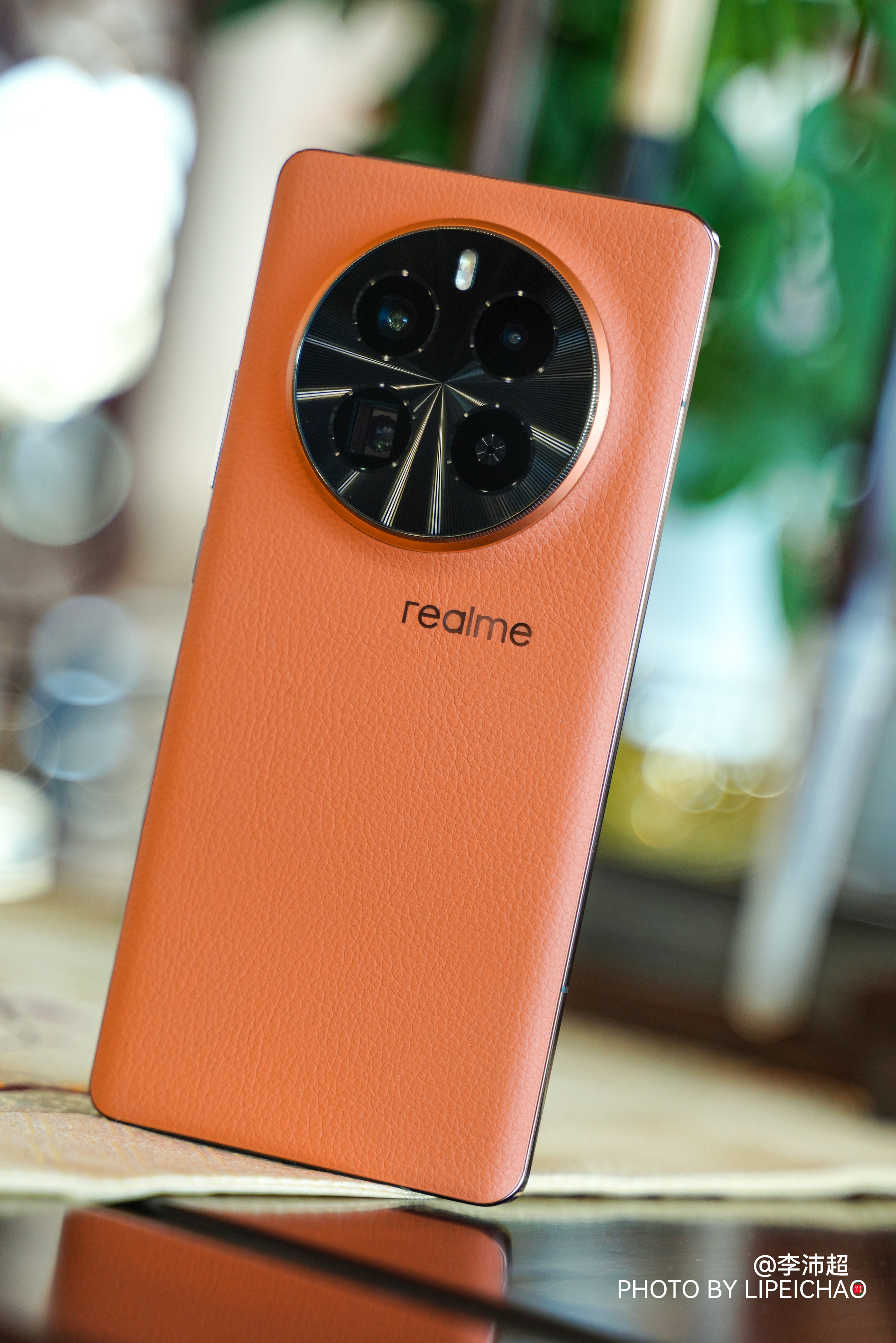 真我GT5 Pro两年磨一舰，这一款「赤岩」是科技纳米皮背板，背部居中对称的影像