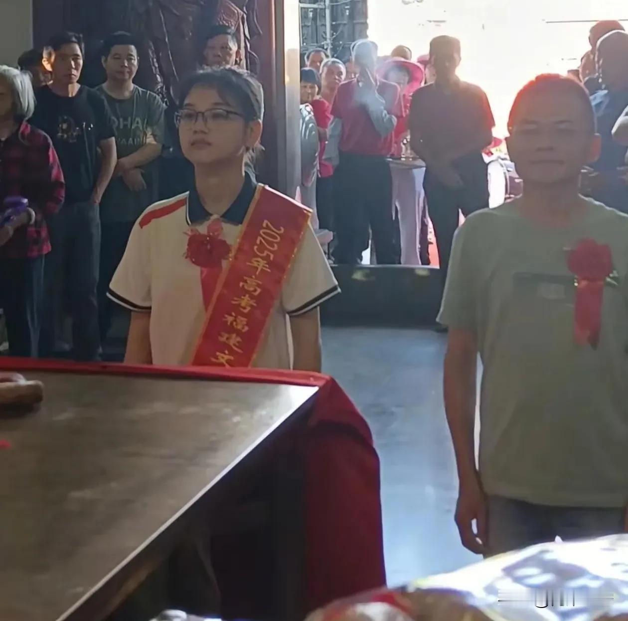 690分状元进祠堂，奶奶激动跪拜，女孩表情亮了！网友：光宗耀祖动真格了
 
福建