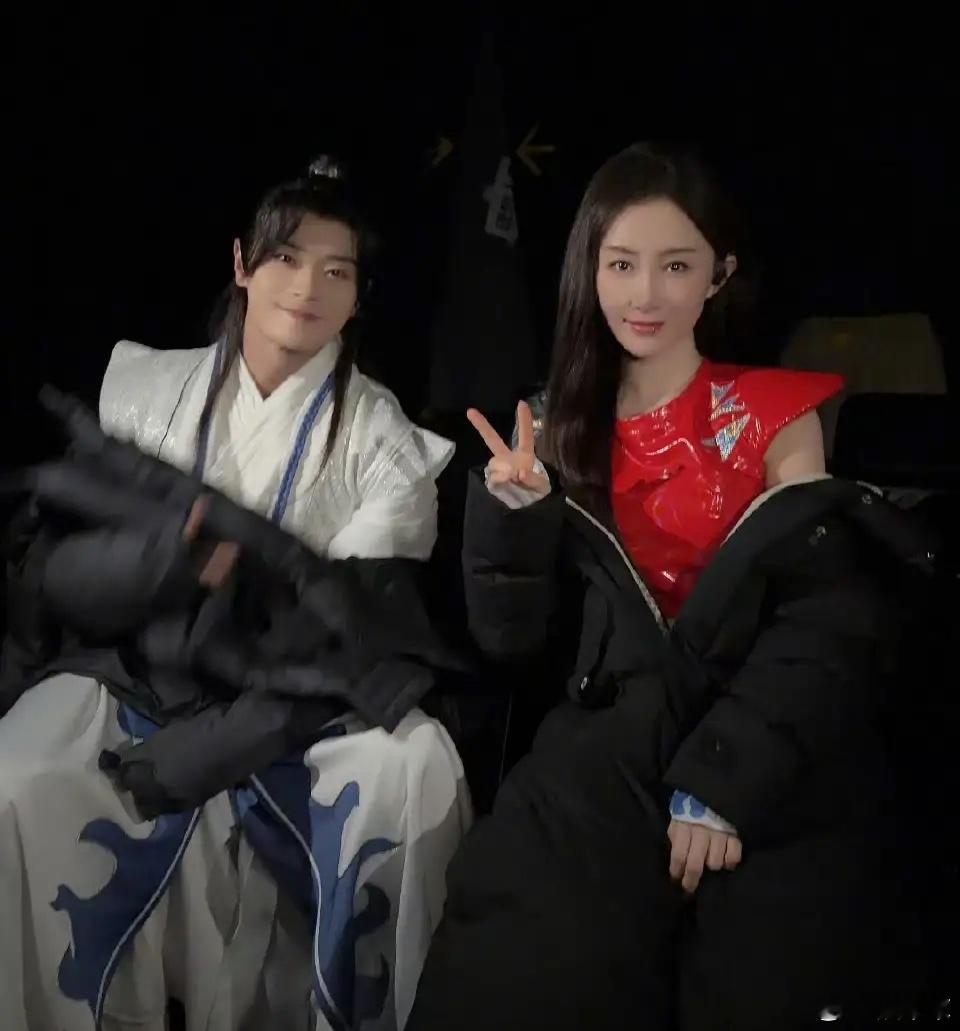 这是谁的青春跨年呢，舒畅晒出来了和曹俊的合影，时隔多年，两个都没变。看电视的人从