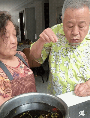 这两口子，呆的时间长了，嘴口都长得一样！[强]