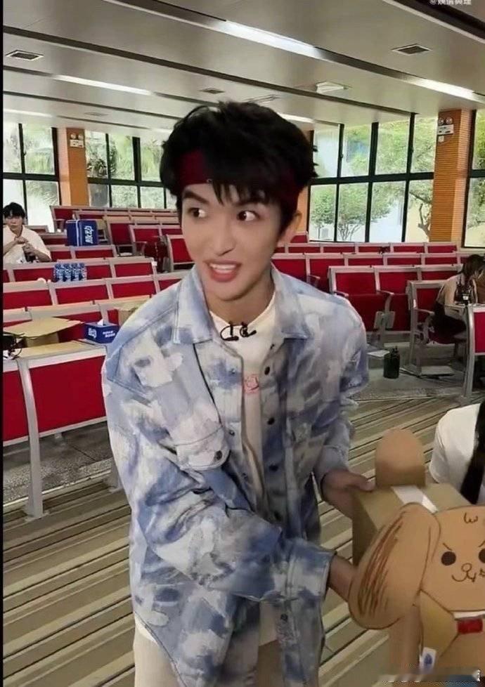 #黄子弘凡[超话]##黄子弘凡在张大大直播间首唱新歌#黄子弘凡你也真的太宠张大大